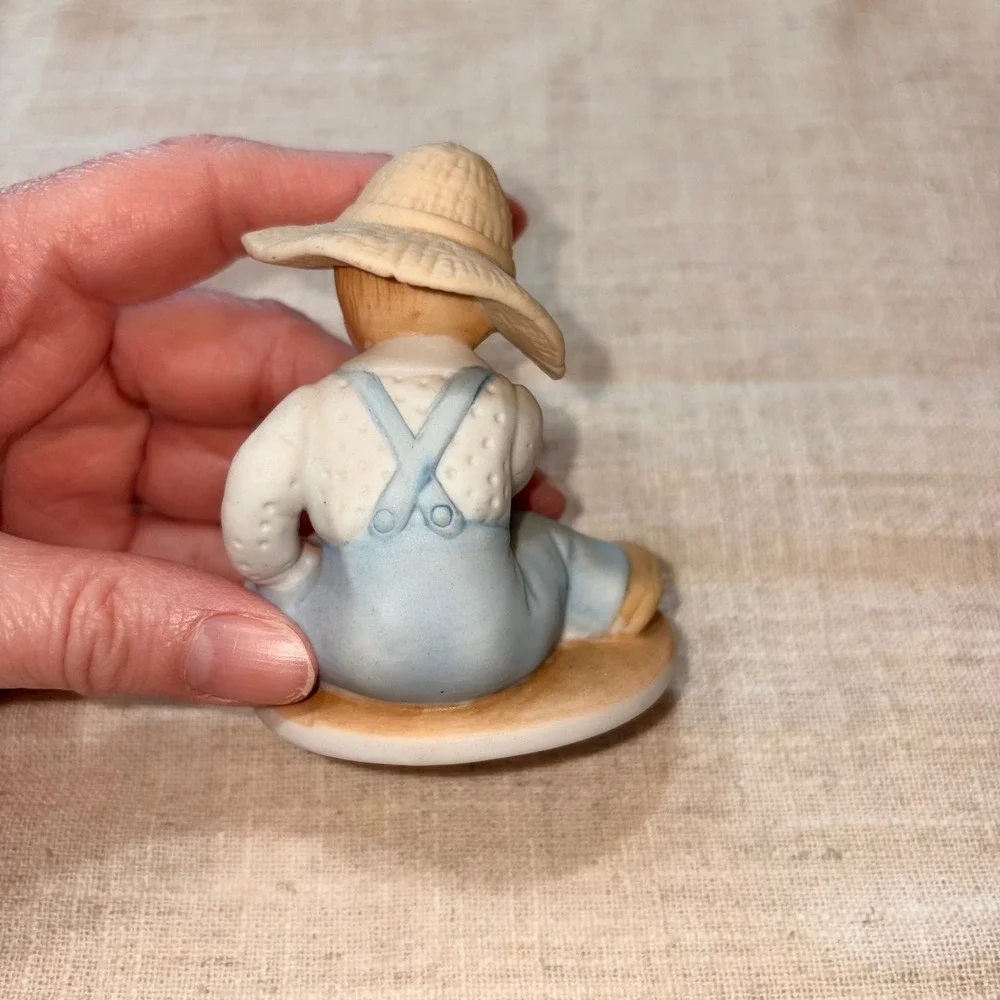 Circle of Friends by‎ Masterpiece Porcelain Figurines Boy Girl Set Eccl 9:10